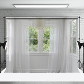 Fotohintergrund von grünen Bäumen vor dem weißen Fenster