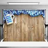 Oktoberfest Bierkrug und Bayern Flagge auf Holzbrett Fotografie Hintergrund