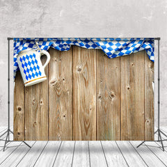 Oktoberfest Bierkrug und Bayern Flagge auf Holzbrett Fotografie Hintergrund