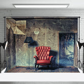 Fotohintergrund des alten Hauses mit rotem Stuhl