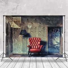 Fotohintergrund des alten Hauses mit rotem Stuhl