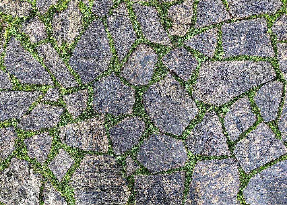 Aperturee - Steinstraße mit grünem Gras Textur Bodenhintergrund