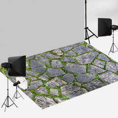 Aperturee - Steinstraße mit grünem Gras Textur Bodenhintergrund