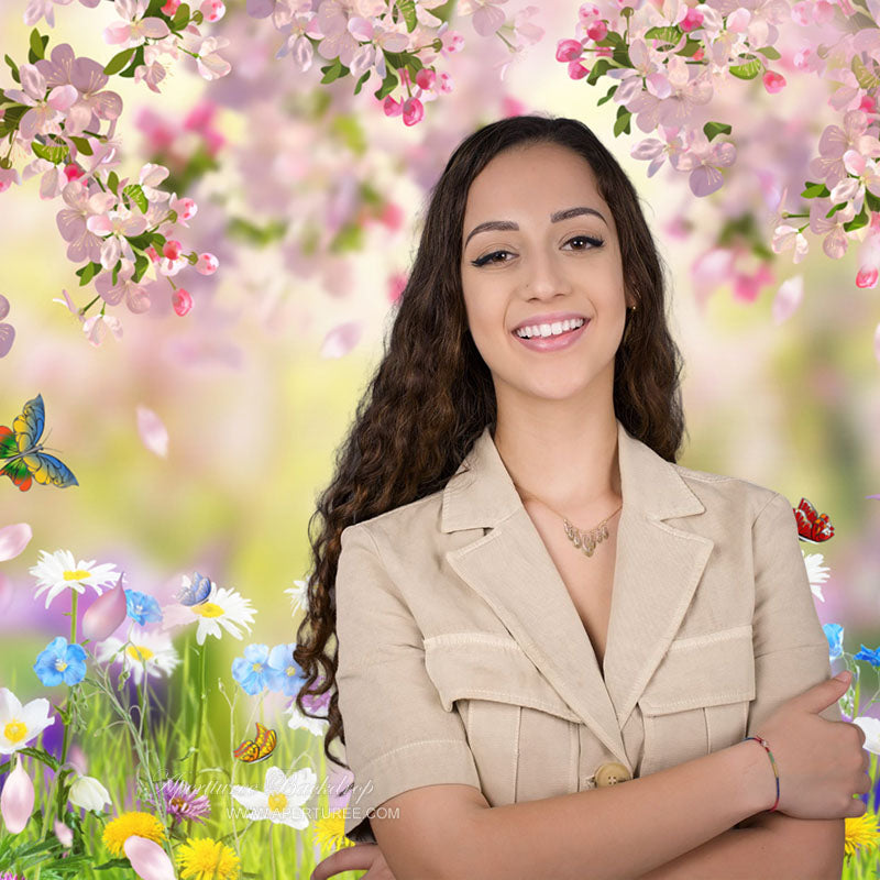 Aperturee - Rosa Blumen und Schmetterlingshintergrund mit warmer Frühlingsszene