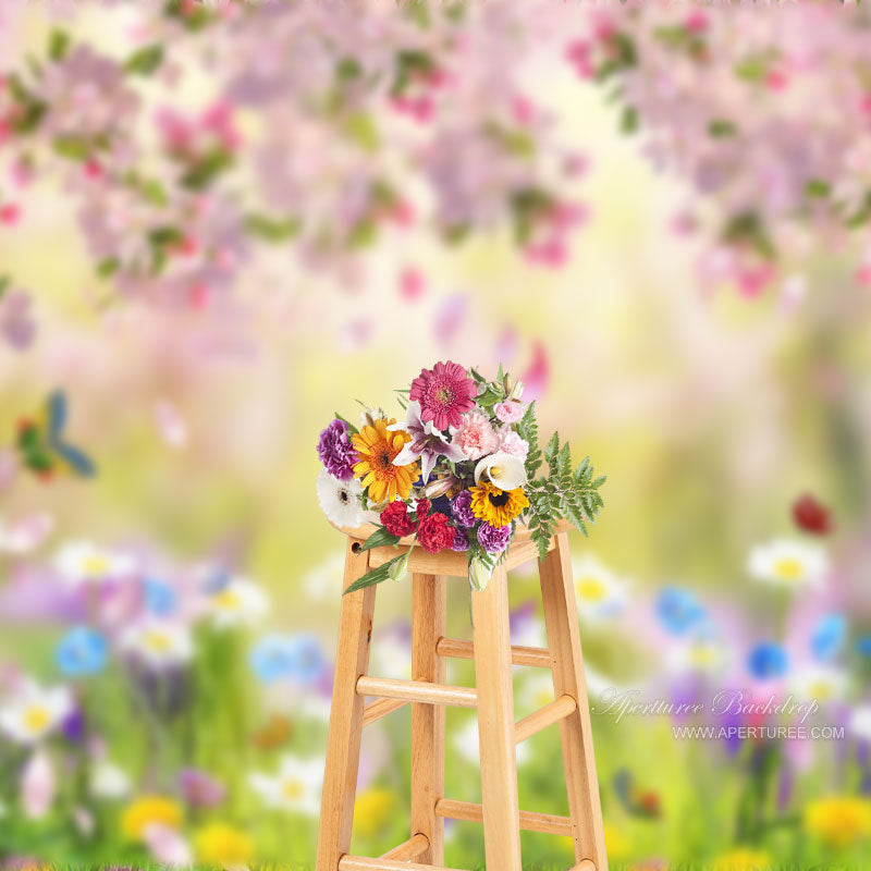 Aperturee - Rosa Blumen und Schmetterlingshintergrund mit warmer Frühlingsszene