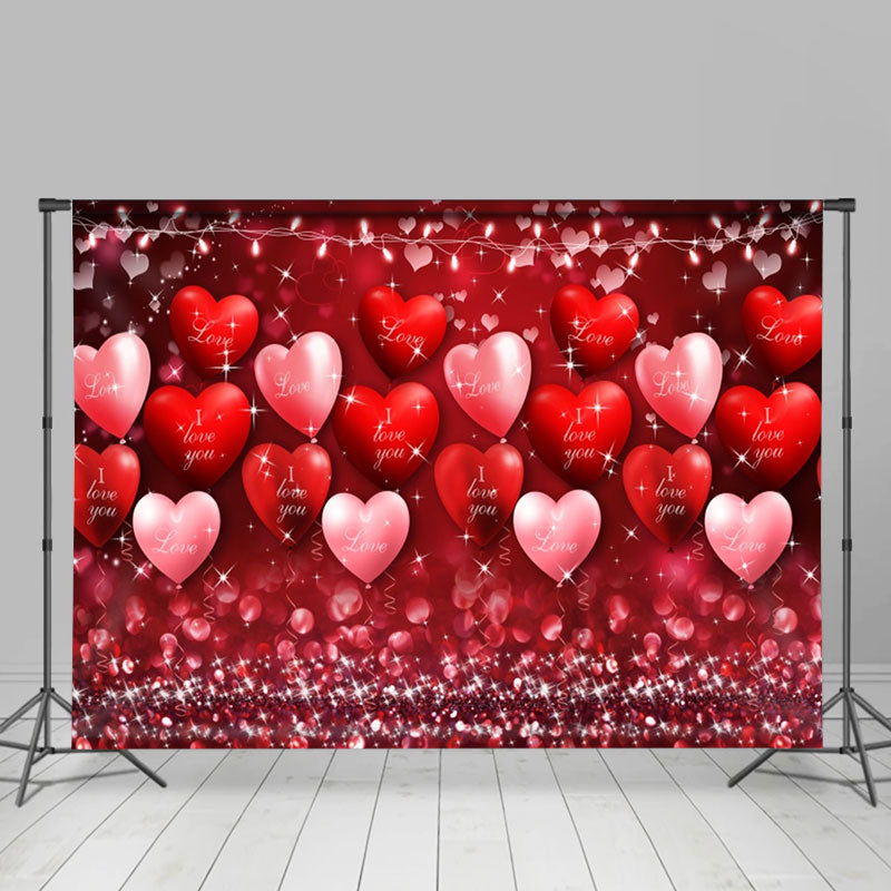 Aperturee - Glitzernde rote Herzballons zum Valentinstag im Hintergrund