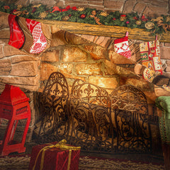 Aperturee - Vintage Kamin grünes Sofa Weihnachtshintergrund