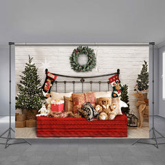 Aperturee - Bärenzimmer rotes Sofa Deko Baum Ziegelstein Weihnachtshintergrund