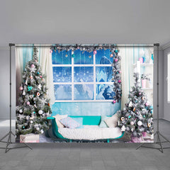 Aperturee - Blaues Thema Winterzimmer Schneebedeckter Baum Weihnachtshintergrund