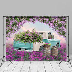 Aperturee - Frühlingshintergrund mit blauem LKW lila und rosa Blumenfeld