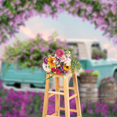Aperturee - Frühlingshintergrund mit blauem LKW lila und rosa Blumenfeld