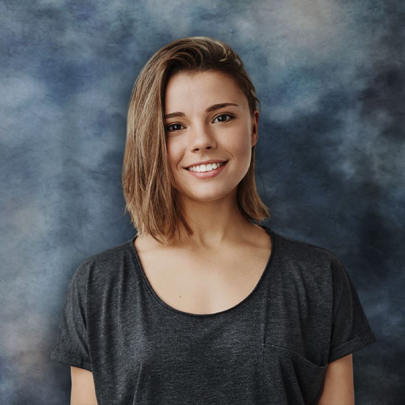 Aperturee - Fotohintergrund mit bläulich grauer nebliger abstrakter Textur