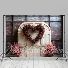 Aperturee - Backsteinmauer weiße Tür floraler Valentinstag Hintergrund