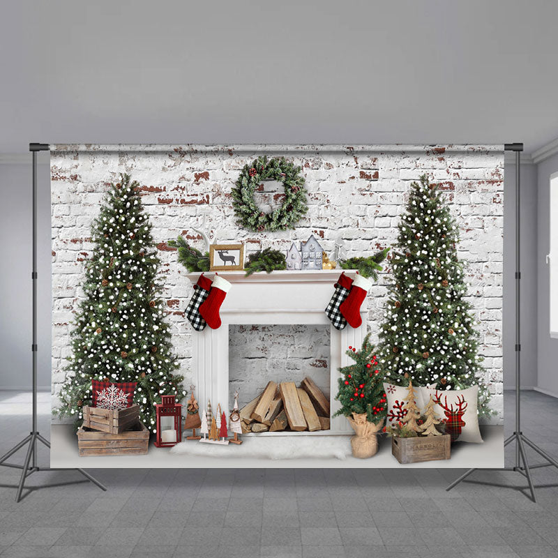 Aperturee - Backsteinmauer Kranz Baum weißer Weihnachtshintergrund