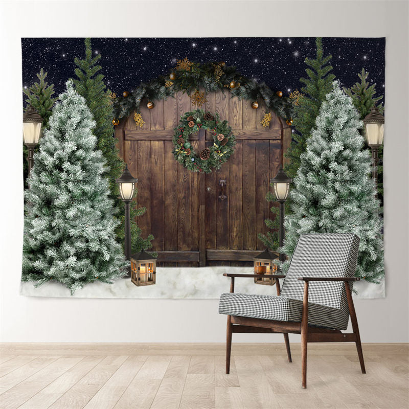 Aperturee - Braun Holz Tür PineBaum Snowy Eve Winter Hintergrund