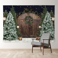 Aperturee - Braun Holz Tür PineBaum Snowy Eve Winter Hintergrund