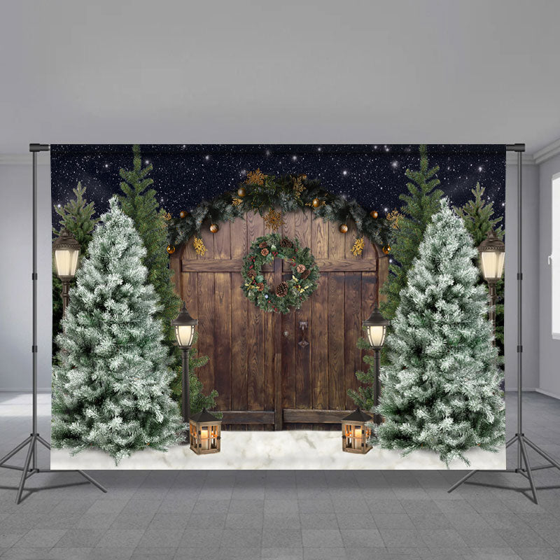 Aperturee - Braun Holz Tür PineBaum Snowy Eve Winter Hintergrund