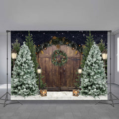 Aperturee - Braun Holz Tür PineBaum Snowy Eve Winter Hintergrund