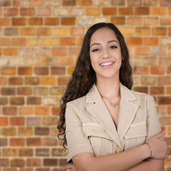 Aperturee - Bukolischer orange brauner Backstein Portrait Fotohintergrund