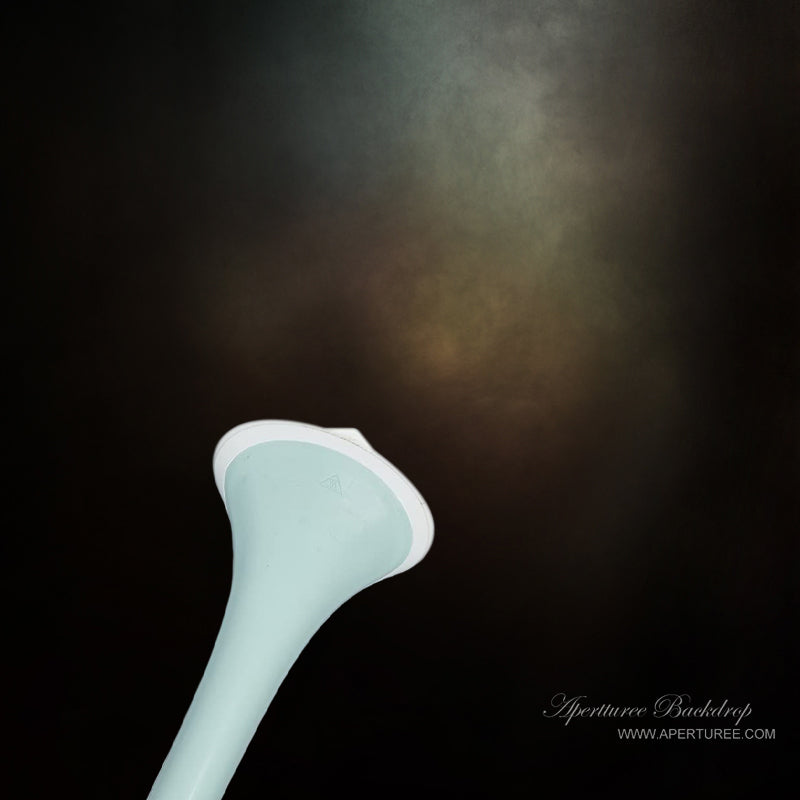 Aperturee - Hintergrund für Fotostudios mit brüniertem Licht im Dunkeln