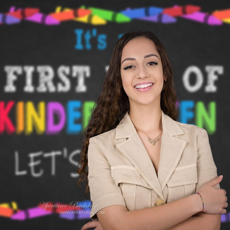 Aperturee - Buntstifte Erster Tag Kindergarten Zurück Zur Schule Hintergrund
