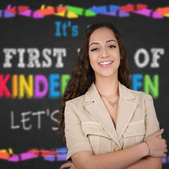 Aperturee - Buntstifte Erster Tag Kindergarten Zurück Zur Schule Hintergrund