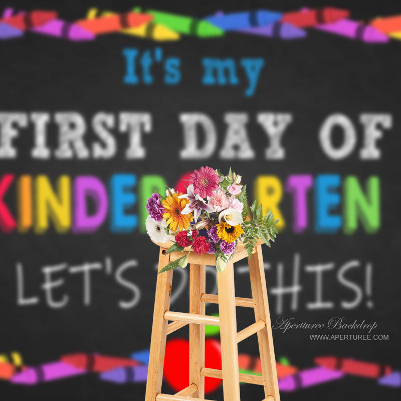 Aperturee - Buntstifte Erster Tag Kindergarten Zurück Zur Schule Hintergrund