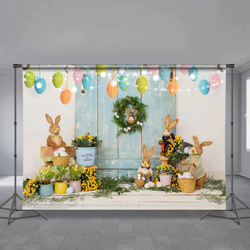 Aperturee - Osterhase hält hier an und beleuchtet Eier im Hintergrund