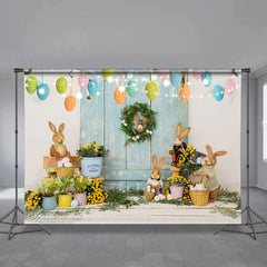 Aperturee - Osterhase hält hier an und beleuchtet Eier im Hintergrund