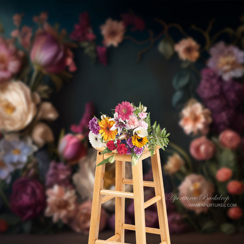 Aperturee - Ausgefallener Blumenstrauß Pfingstrosen Chic Fotohintergrund in Dunkelgrün