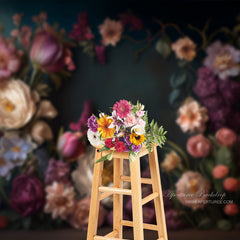 Aperturee - Ausgefallener Blumenstrauß Pfingstrosen Chic Fotohintergrund in Dunkelgrün