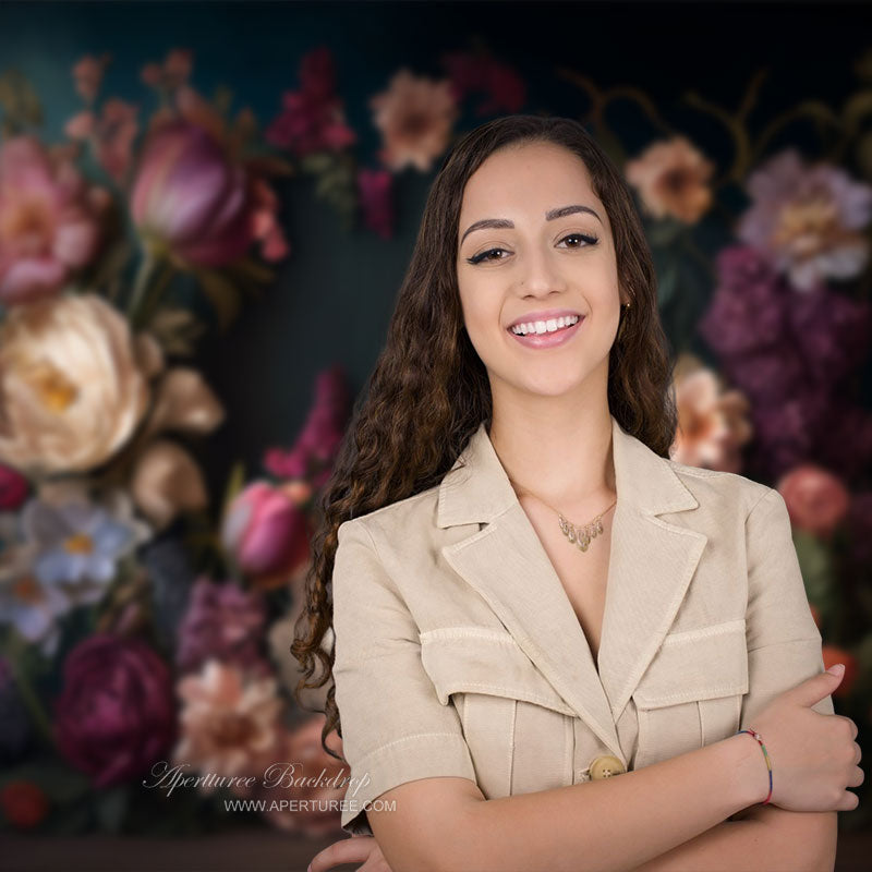 Aperturee - Ausgefallener Blumenstrauß Pfingstrosen Chic Fotohintergrund in Dunkelgrün