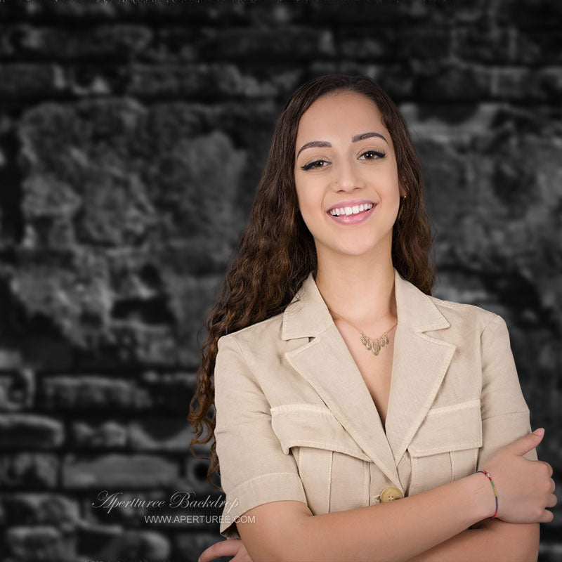 Aperturee - Düsterer schwarzer Backsteinmauer Portrait Fotohintergrund