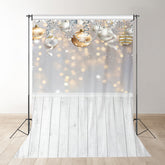 Aperturee - Gold Silber Kugelband mit Holz Weihnachtshintergrund