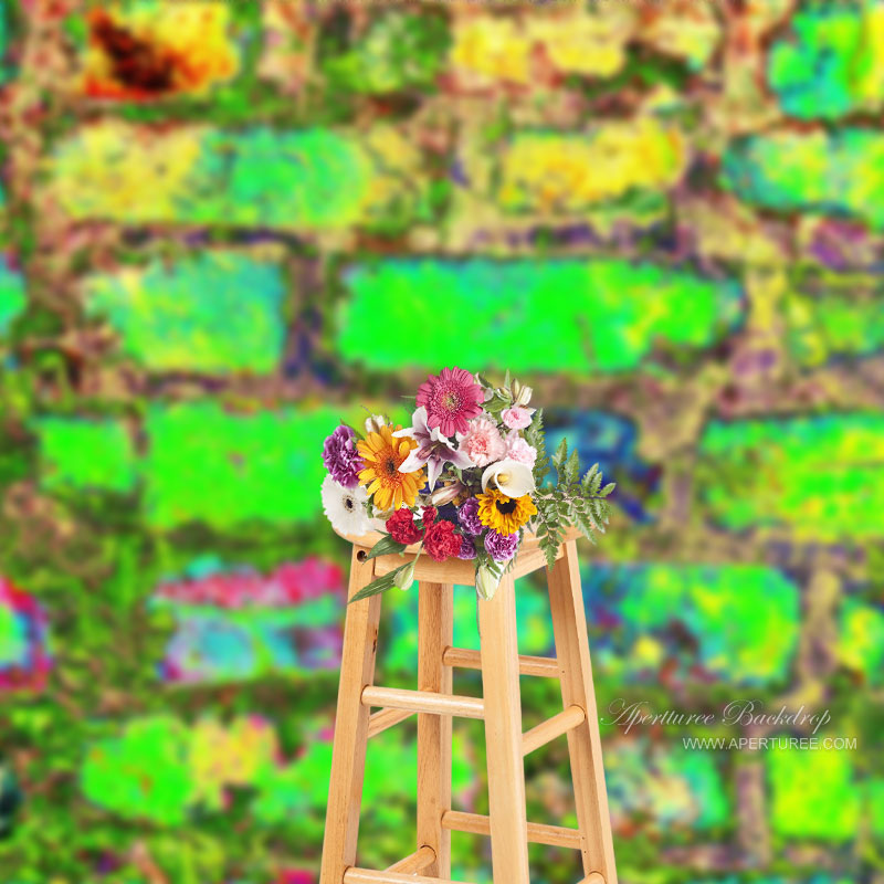 Aperturee – Graffiti Hintergrund für Fotoshooting Studio mit grüner Backsteinmauer
