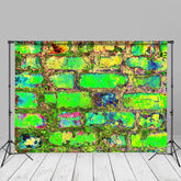 Aperturee – Graffiti Hintergrund für Fotoshooting Studio mit grüner Backsteinmauer