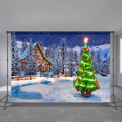 Aperturee - Grüner heller Baum Schneehaus Weihnachtshintergrund