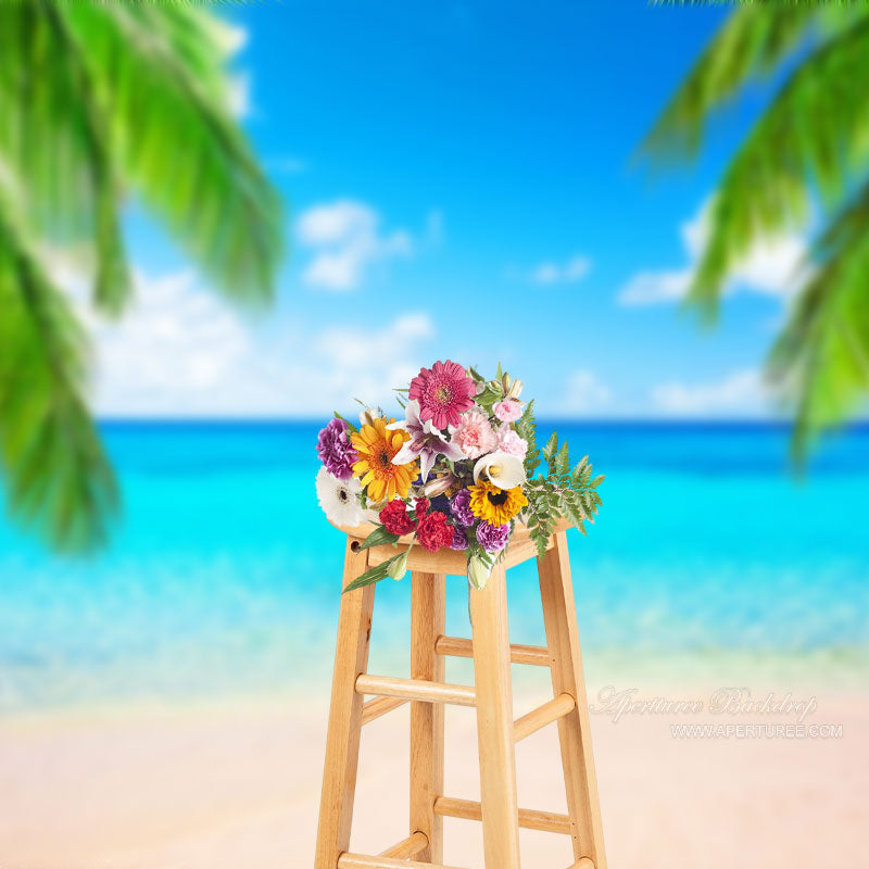 Aperturee - Sommerkulisse mit hawaiianischen Palmenblättern am Meer