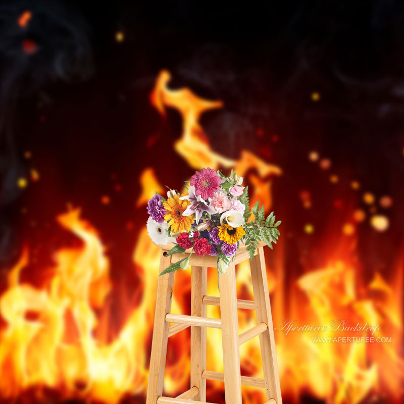 Aperturee - Orangefarbene Flammen mit Funkeln im schwarzen Hintergrund
