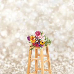 Aperturee - Hellgelber Bokeh Glitzer Schneeflocken Winterhintergrund