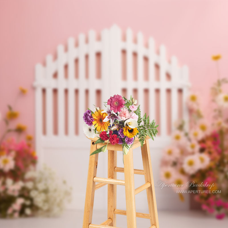 Aperturee – Fotohintergrund für Hochzeitsfotos mit rosa Wand weißem Tor und Blumenmuster