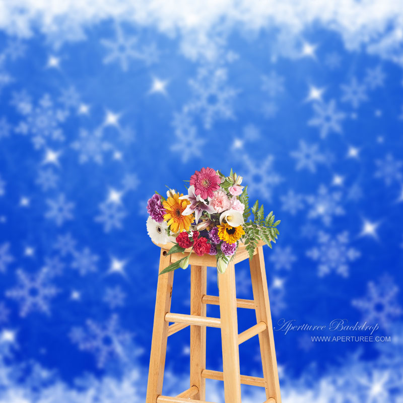Aperturee - Glänzender Winterschneeflocken dunkelblauer Weihnachtshintergrund