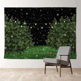 Aperturee - Verschneiter grüner Grasbaum beleuchtet Winterabend Hintergrund