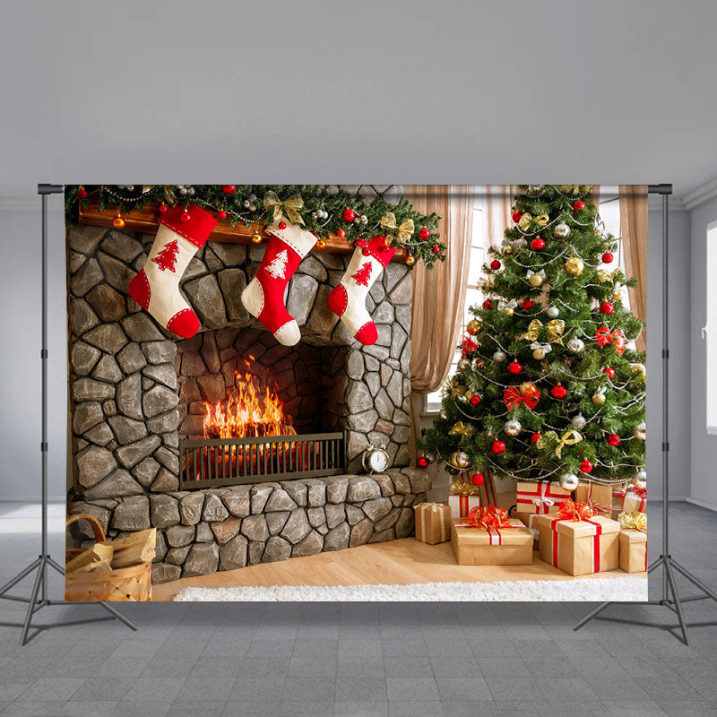 Aperturee - Roter Lagerkamin heller Raum Weihnachtskulisse