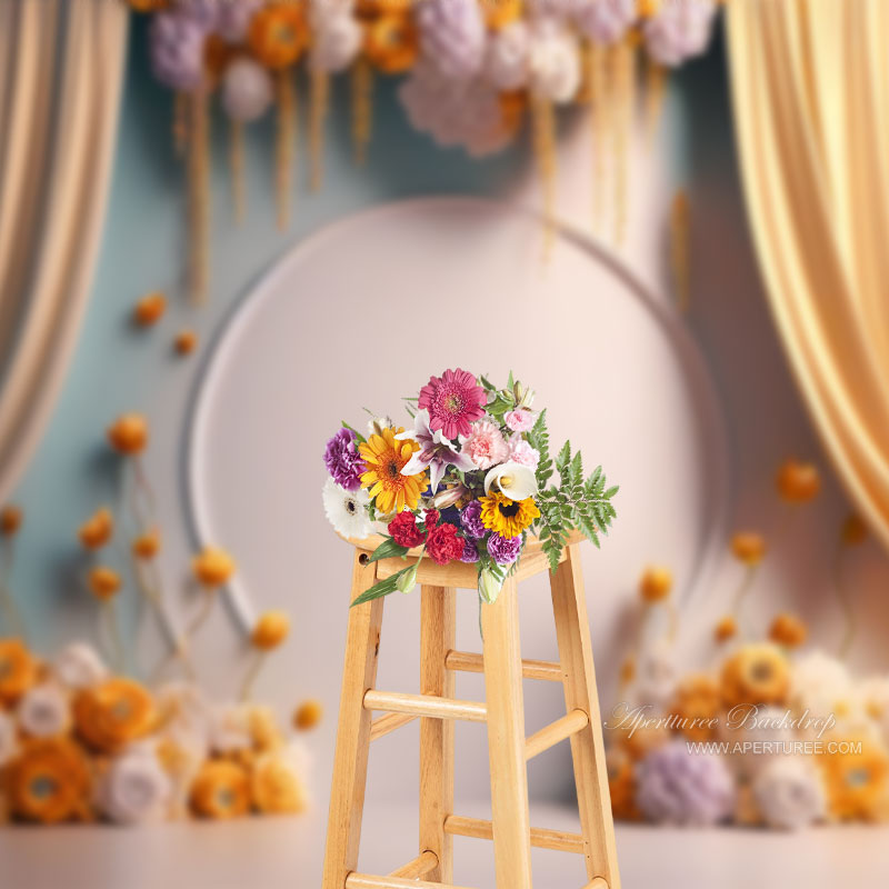 Aperturee – Fotohintergrund mit warmem Blumenmuster weißer Wand und gelbem Vorhang