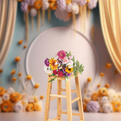 Aperturee – Fotohintergrund mit warmem Blumenmuster weißer Wand und gelbem Vorhang