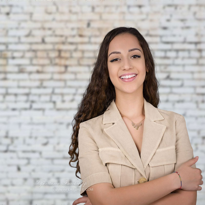 Aperturee – Fotostudio Hintergrund mit alter weißer Backsteinmauer