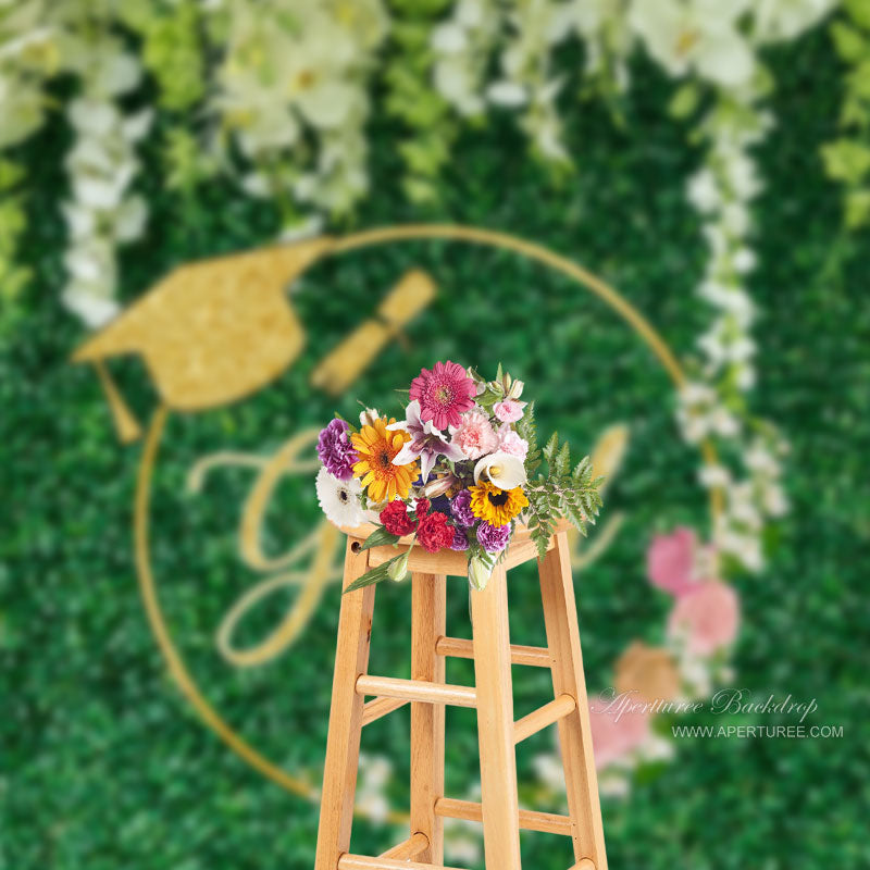 Aperturee - Weißer floraler und grüner Blätter Wand Fotohintergrund für Absolventen