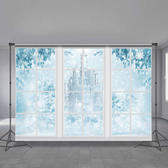 Aperturee - Weißes Fenster blaues Schloss verschneite Winterkulisse