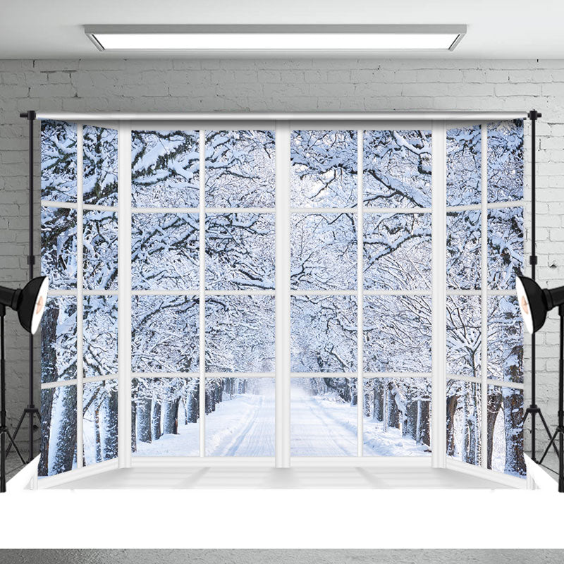 Aperturee - Weißes Fenster im Winter mit verschneiten Waldbäumen im Hintergrund